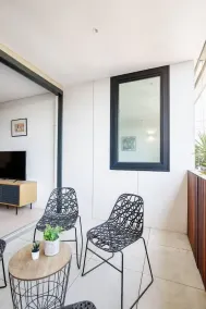 'The Fern' Light-Filled Urban Retreat near Dining - Image 2