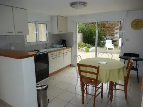 Apartamento T2 a 20 metros de la playa en la planta baja de una casa con jardín. - Image 5