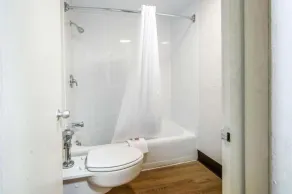 Econo Lodge - Image 4