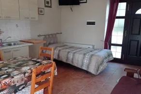 1-Bed Apartment Sleeps 2 - Free Parking and Garden - Image 4