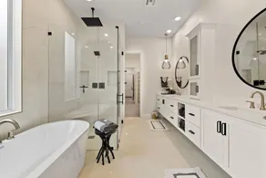 Near The Gathering Place | 5-BR Luxury Family Stay - Image 2