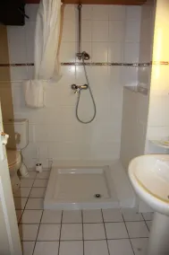 independent access to the ground floor, equipped for 2 people - Image 2