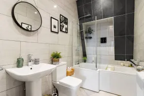 Modern 1 bed apartment, sea views, free parking - Image 3
