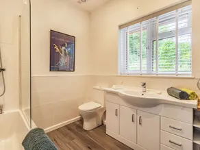 Beautiful high end bungalow within owners’ grounds with fantastic garden views. - Image 3