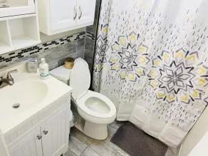 Bright, Stylish & Cozy 2Bed Unit w/Fireplace, Backyard, & Grill - Image 2