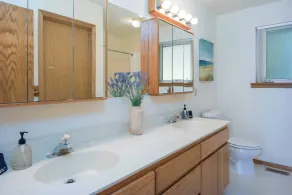 „Garden Retreat“ ist ein geräumiges, umzäuntes Haus in der Nähe des Moran State Park, der Doe Bay und des Obstruction Pass State Park. Umgeben von gepflegten Gärten bietet dieses Inselhaus drei Schlafzimmer mit eigenem Bad, eine gut ausgestattete Küche, S - Image 2