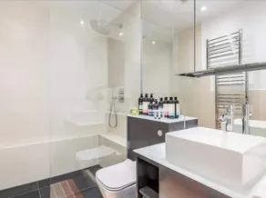 Chelsea Posh Apartment - Image 2