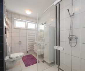 Em seu próprio lote grande (1. 100 m²), a casa tem sua própria piscina grande (30 m²), localizada na zona rural entre colinas verdes tranquilas e idílicas. Aqui voc�� pode relaxar e curtir a natureza. - Image 4
