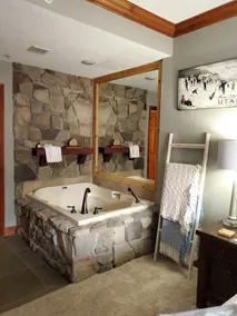 SKI IN/OUT CONDO-1BDR  SUITE W/ BALCONY & FULL KITCHEN - Image 3