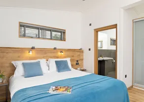 3 bedroom accommodation in Newbury - Image 2