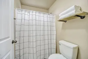 Stunning NEW 4 bed 3 bath home, Spacious and clean - Image 3