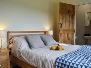 2 bedroom accommodation in Wadhurst, near Tunbridge Wells - Image 3