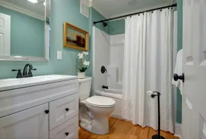 Newly renovated pet friendly five bedroom property! Walk to village! - Image 2