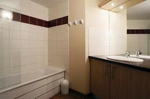 100m du centre station, 1er étage, jacuzzi, hammam, parking, télévision, casier à ski, 53m² - Image 2