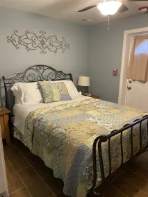 Creekside Retreat, 3 bedroom, Large parking, Picnic area. Across from Trail 14 - Image 5