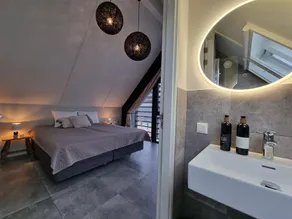 Luxurious detached water villa with jetty - Image 5