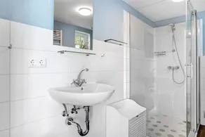 Holiday Apartment 'Reetferienhaus Lütt' with Shared Terrace & Wi-Fi - Image 2