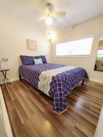 2 soveværelser, 1 bad, køkken, vaskeri, land veranda, 1 km fra dock - Image 5