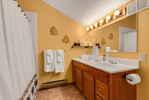 Bears Den Chalet | Ski Home Trail, Moover Shuttle, Outdoor Hot Tub! - Image 5
