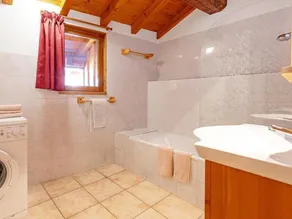 Chalet, wifi, terrasse, cheminée ou poêle à bois, parking, télévision, casier à ski, 190m² - Image 4