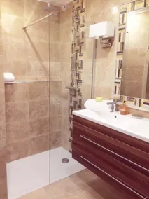 Air-conditioned apartment with large terrace on property with swimming pool - Image 3