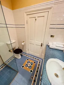 The Red Door: Expansive Home Pool 4 BR w Ensuites - Image 4