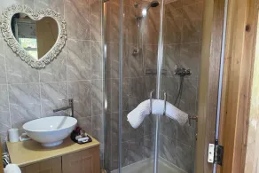 1 Bedroom Cabin Sleeps 2, Private Garden, Wifi - Image 2