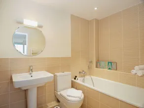 5 bedroom accommodation in Cirencester - Image 3