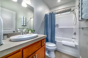 KING Bed•Hot Tub•Game Room•Walk to Dining, Shops & Autzen - Image 4