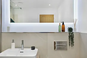 Spacious Luxury Retreat with parking & views - Image 4