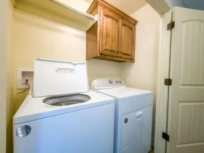 Backyard Retreat Near KCI & Weston - Image 2