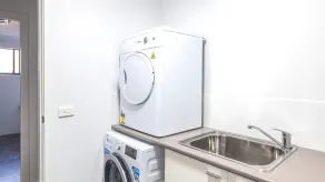 Este apartamento en planta baja muy bien presentado es totalmente autónomo e incluye todos los modernos - Image 2