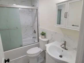 Stylish downstairs apt. Walk to town, train, & beach ferry! Off-street parking. - Image 4