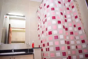 Serviced Studio Apartments 7 mins drive to Airport - Image 2
