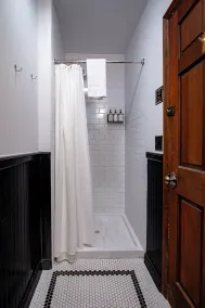 #4 Shriner Peak Lookout Trail Shared Bath- Adults Only - Image 3