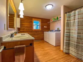 Elkhorn 3 Bedroom 2 Bathroom Log Cabin Sleeps 8 - Lincoln Log Cabin - Image 4