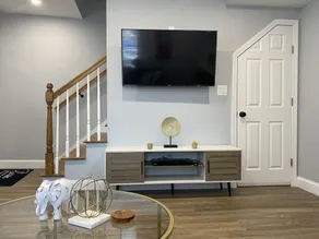 Modern 2br with W/D in unit, Parking, central air - Image 2
