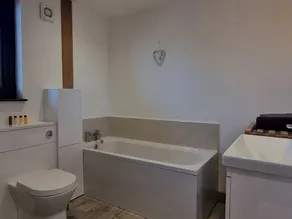 5 bedroom accommodation in Somerton - Image 3