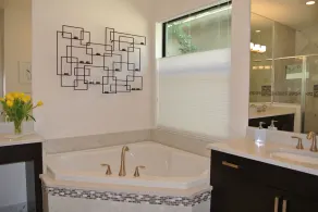 Superbe nouvelle maison de 3 chambres et 3 salles de bain avec piscine privée chauffée et vue sur le lac !!! - Image 2