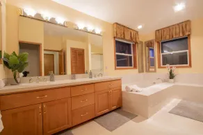 Sunset Lake Retreat@ Lake Tapps-Lakefront, Spacious, Sports court, Kayaks - Image 3