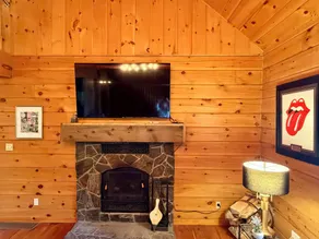 Beautiful serene lake house sitting on 40 acres in North Muskoka - Image 2