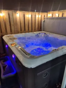 Rooftop patio Hot Tub/ 2 BBQ/ firepit/Full Games room/7 Beds/5 floors - Image 4