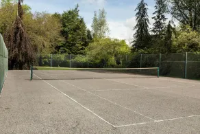 Spacious 5* guest house with private tennis court and beautiful gardens - Image 2