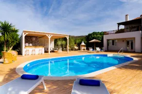 A beautiful 2-bedroom villa Pelagos, a private pool, bar, BBQ and large garden - Image 4