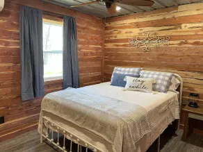The Little Barn on the Hill...NEW! min. from town. Great back porch view w/ Loft - Image 5