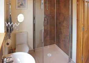 Spacious lodge with one double and one twin. - Image 2