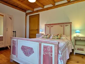 Maison de charme en pierre au bord d’un ruisseau, proche d’un bourg médiéval – Jardin et garage inclus - Image 2