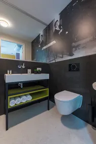 Découvrez le design unique inspiré de De Stijl de Nelly van Doesburg dans cette suite abordable et élégante au centre de Tilburg. Un choix judicieux pour les voyageurs qui apprécient un Wi-Fi rapide, le confort et un emplacement central. - Image 5
