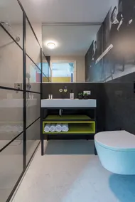 Découvrez le design unique inspiré de De Stijl de Nelly van Doesburg dans cette suite abordable et élégante au centre de Tilburg. Un choix judicieux pour les voyageurs qui apprécient un Wi-Fi rapide, le confort et un emplacement central. - Image 4