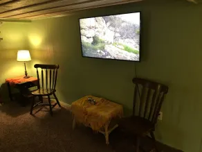 Rustic BEACH FRONT Basement Apt, Pet Friendly Wi-Fi by RedAwning - Image 2